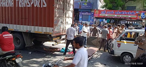 கன்டெய்னர் லாரி மோதி வாலிபர் பலி