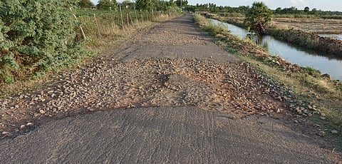 குண்டும், குழியுமான சாலை சீரமைக்கப்படுமா?