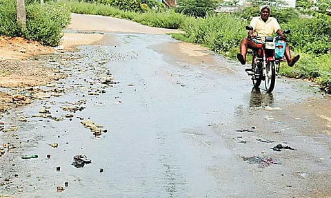 திருத்தணி கன்னிக்கோவில் அருகே சாலையில் கழிவுநீர்; வாகன ஓட்டிகள் அவதி