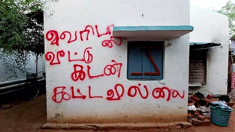 ஆண்டிப்பட்டி அருகே பரபரப்பு:'வீட்டு கடன் கட்டவில்லை' என்று சுவரில் எழுதி சென்ற ஊழியர்கள்:தனியார் நிதி நிறுவனம் மீது தொழிலாளி போலீசில் புகார்