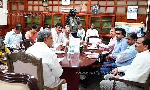 வறட்சி பகுதிகளை ஆய்வு செய்ய வந்த மத்திய குழுவினருடன் சித்தராமையா ஆலோசனை