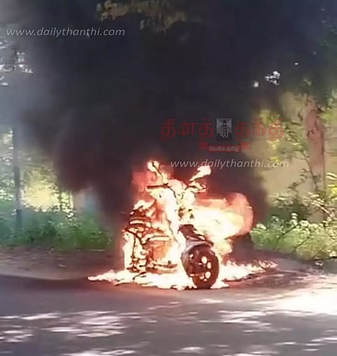 திருச்செங்கோட்டில்எலக்ட்ரிக் மோட்டார் சைக்கிள் தீயில் எரிந்து சேதம்