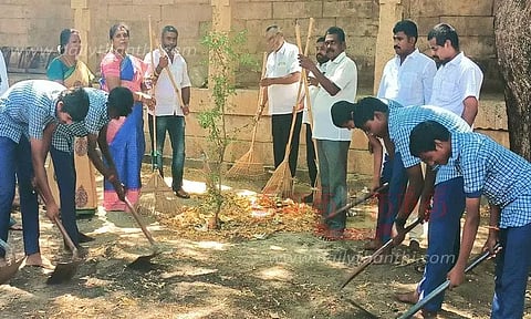 கயத்தாறு கோவிலில் துப்புரவு பணி