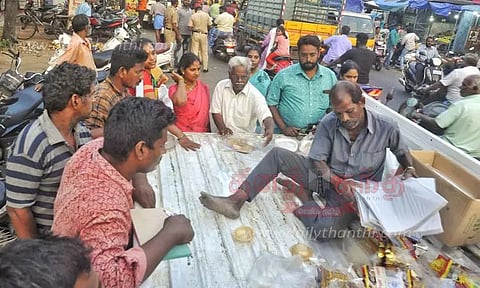 நகராட்சி வாகனத்தை வியாபாரிகள் சிறைபிடிப்பு