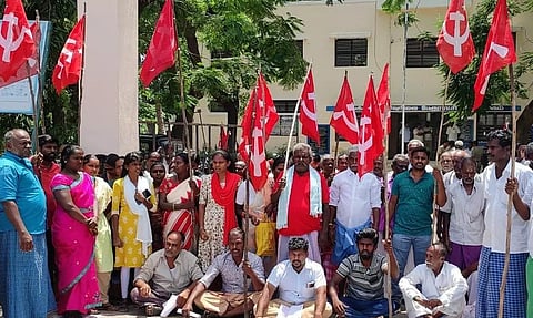 ஆயக்குடி பேரூராட்சி அலுவலகம் முற்றுகை