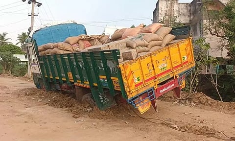 விழுப்புரம் அனிச்சம்பாளையம் சாலையில் சரியாக மூடப்படாத பாதாள சாக்கடை பள்ளத்தில் சிக்கிய லாரி மீட்பு