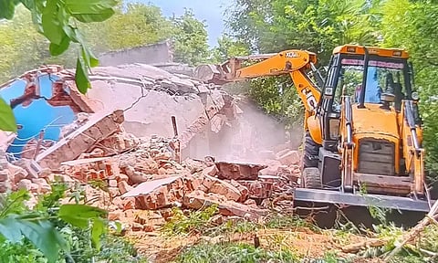 ஆக்கிரமிப்பு வீடுகள் இடித்து அகற்றம்