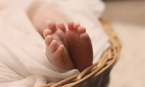 அசாமில் இறந்து பிறந்ததாக கூறப்பட்ட குழந்தை மயானத்தில் கண் விழித்தது