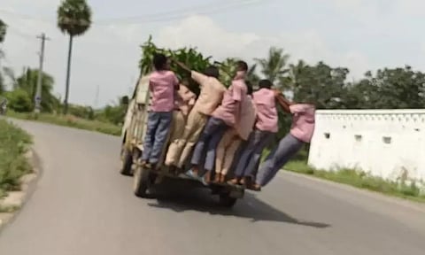 சரக்கு வாகனத்தில் ஆபத்தான நிலையில் பயணம் செய்த பள்ளி மாணவர்கள்