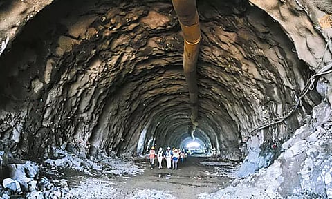 மும்பை- ஆமதாபாத் புல்லட் ரெயில் திட்டம்: மலையை குடைந்து சுரங்கப்பாதை