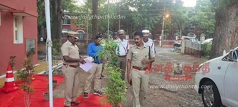 கோபி போக்குவரத்து போலீஸ் நிலையத்தில் மாவட்ட சூப்பிரண்டு ஆய்வு