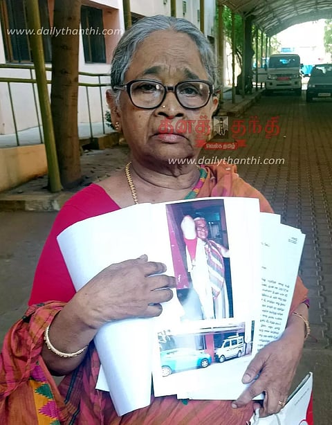 வீட்டை அபகரித்துவிட்டு மகன் வெளியே அனுப்பி விட்டார்- ஈரோடு கலெக்டர் அலுவலகத்தில் கண்ணீர் மல்க மூதாட்டி மனு
