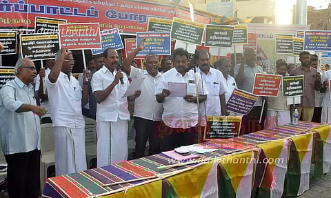 காவிரியில் தண்ணீர் திறந்துவிடக்கோரி தமிழ்நாடு வணிகர் சங்கங்களின் பேரமைப்பினர் ஆர்ப்பாட்டம்