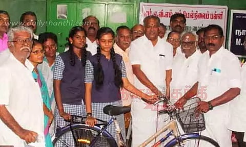 மதுரையில் மாணவிகளுக்கு இலவச சைக்கிள்கள்