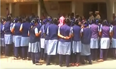 குடிநீர் தொட்டியில் புழுக்கள் - மாணவிகள் தர்ணா போராட்டம்