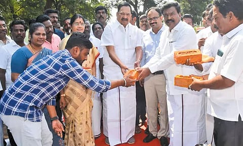 புல்லரம்பாக்கத்தில் ரூ.8 கோடியில் பசுமை பூங்கா - அமைச்சர் காந்தி அடிக்கல் நாட்டினார்