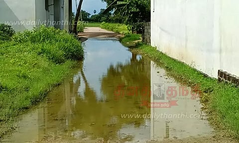 சாலையில் தேங்கும் மழைநீரால் கிராம மக்கள் அவதி