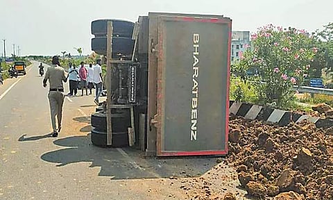 கிழக்கு கடற்கரை சாலையில் லாரி கவிழ்ந்து விபத்து