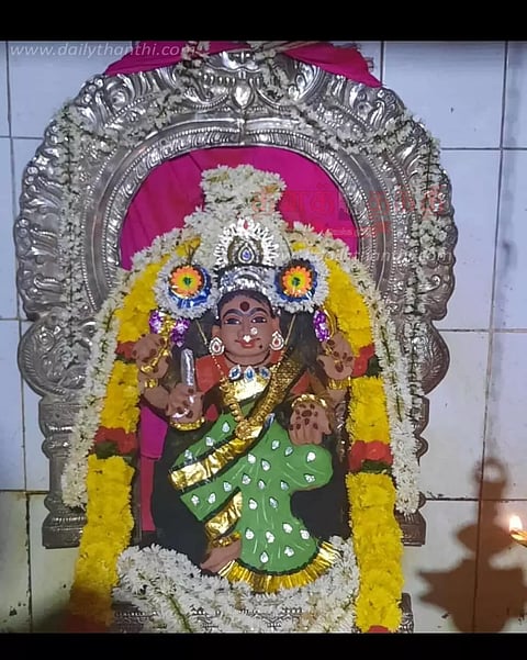 நாட்டுமட மாரியம்மனுக்கு சந்தன காப்பு அலங்காரம்