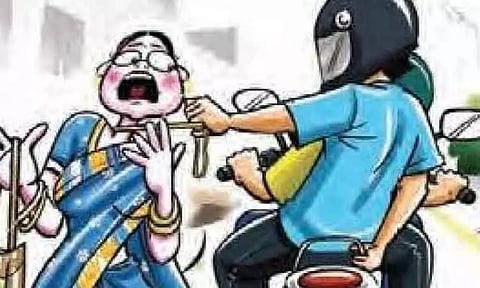 வங்கி உதவி பெண் மேலாளரிடம் தங்க சங்கிலி பறிப்பு