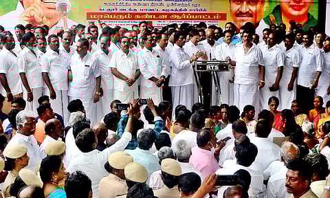 கடலூர் பஸ் நிலையத்தை குறிஞ்சிப்பாடி தொகுதியில் அமைக்க விட மாட்டோம் அதிமுக ஆர்ப்பாட்டத்தில் முன்னாள் அமைச்சர் எம்.சி.சம்பத் பேச்சு