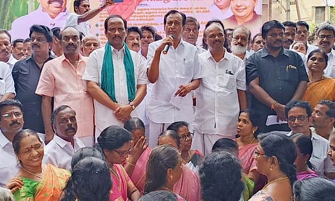 சிதம்பரத்தில் அதிமுக கண்டன ஆர்ப்பாட்டம்: திமுக ஆட்சியில் பட்டியல் இனத்தவர்கள் வேண்டுமென்றே வஞ்சிக்கப்படுகிறார்கள் முன்னாள் அமைச்சர் செம்மலை பேச்சு