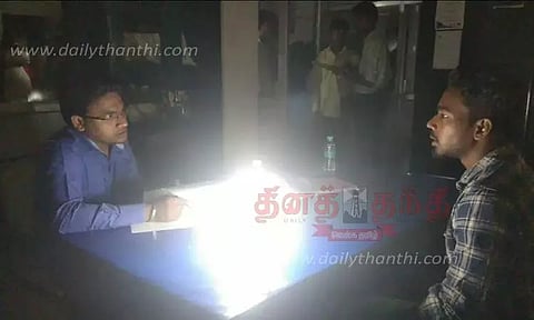 மின்தடையால் இருளில் மூழ்கிய அரசு அலுவலகம்