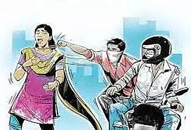 பெண் பயணியிடம் 2 பவுன் சங்கிலி பறிப்பு