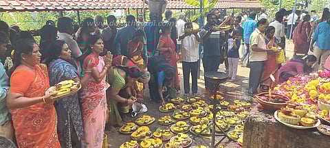 தேய்பிறை அஷ்டமியையொட்டிதட்சிணகாசி காலபைரவர் கோவிலில் சிறப்பு வழிபாடுதிரளான பக்தர்கள் சாமி தரிசனம்