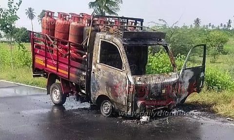 காலி கியாஸ் சிலிண்டர்கள் ஏற்றி வந்த வாகனத்தில் திடீர் 'தீ'