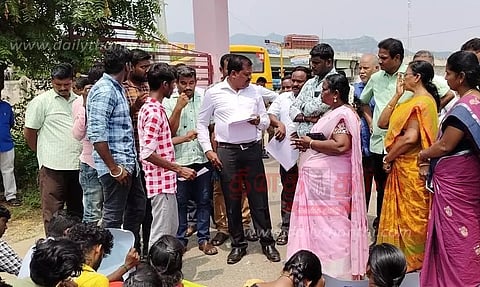 மாணவ-மாணவிகள் உள்ளிருப்பு போராட்டம்