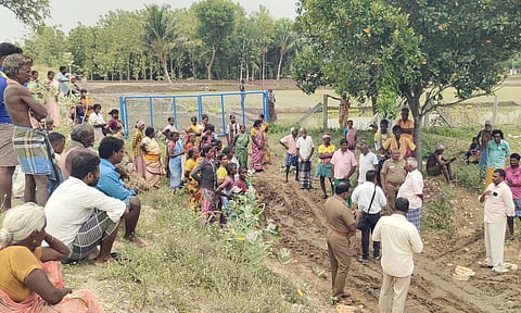 நெல் நடவு பணியை தடுத்து நிறுத்தி கிராமமக்கள் போராட்டம்