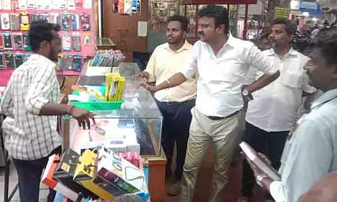 கரூர் பஸ்நிலையத்தில் மாநகராட்சி ஆணையர் ஆய்வு