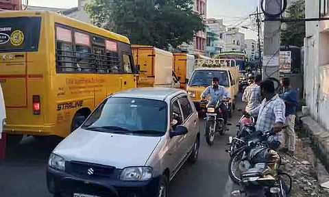 கரூர் பழைய திண்டுக்கல் சாலையில் போக்குவரத்து நெரிசல்