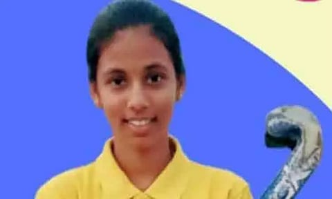 தேசிய அளவிலான வளைகோல் பந்து போட்டிக்கு மாணவி தேர்வு