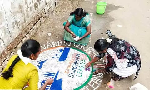 சாலைகளில் குப்பை கொட்டுவதை தடுக்க நூதன பிரசாரம்