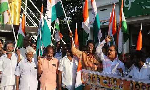 காங்கிரஸ் கட்சியினர் சாலை மறியல்; 60 பேர் கைது