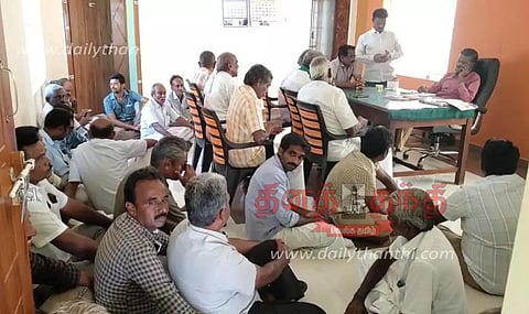 கோபி அருகே பொதுப்பணித்துறை அலுவலகத்தில் விவசாயிகள் தர்ணா