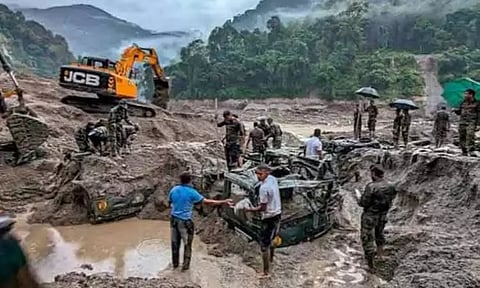 சிக்கிம் வெள்ளம்: மேற்கு வங்காளத்தில் நூலிழையில் உயிர் தப்பிய 150 ரெயில்வே ஊழியர்கள்