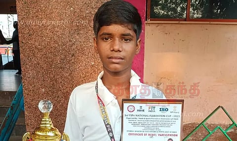 நரிக்குறவர் சமுதாய மாணவனுக்கு தங்கப்பதக்கம்