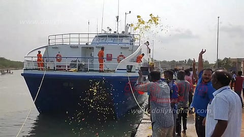 இலங்கையில் இருந்து நாகை வந்த பயணிகள் கப்பலுக்கு வரவேற்பு