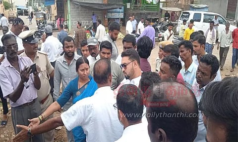 சாலை அமைக்கும் பணியை எம்.எல்.ஏ. நேரில் ஆய்வு