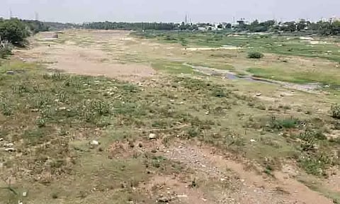 தண்ணீர் இன்றி வறண்டு கிடக்கும் அமராவதி ஆறு