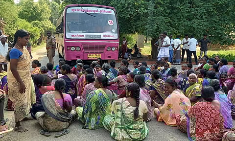 அரசு பஸ்சை சிறைபிடித்து பொதுமக்கள் மறியல்