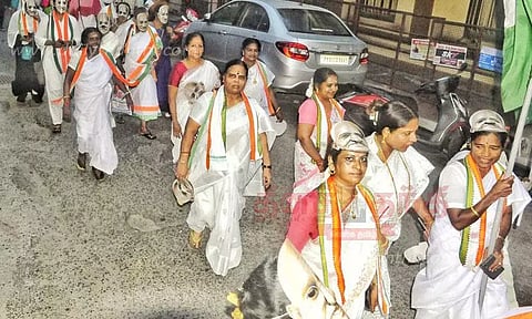 முகமூடி அணிந்து மகளிர் காங்கிரசார் ஊர்வலம்