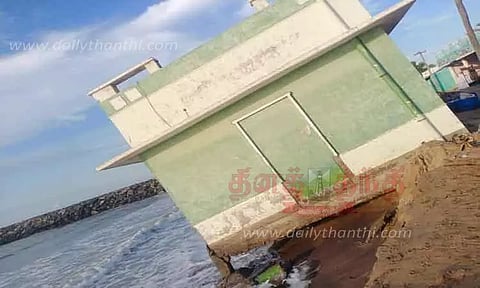 சூறைக்காற்றில் மீன் விற்பனைக்கூடம் சேதம்