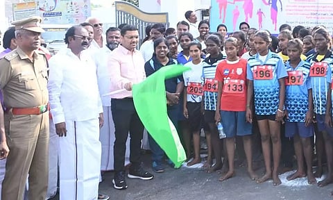 கள்ளக்குறிச்சியில் அறிஞர் அண்ணா நெடுந்தூர ஓட்டப்போட்டி: கலெக்டர் ஷ்ரவன்குமார் தொடங்கி வைத்தார்