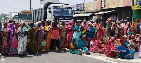 மொடக்குறிச்சி அருகே சம்பளம் வழங்கக்கோரி 100 நாள் வேலை திட்ட பணியாளர்கள் சாலை மறியல்
