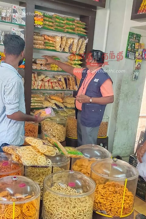 சென்னிமலையில் உணவு பாதுகாப்பு அதிகாரிகள் திடீர் ஆய்வு; 3 கடைகளுக்கு ரூ.4 ஆயிரம் அபராதம்