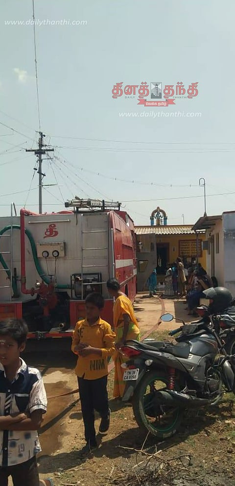 நம்பியூர் அருகே கீற்று கொட்டகை தீப்பிடித்து எரிந்தது